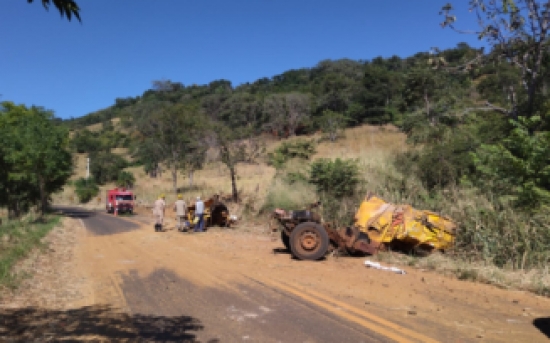 Motorista morre após capotar caminhão de carga em Mineiros