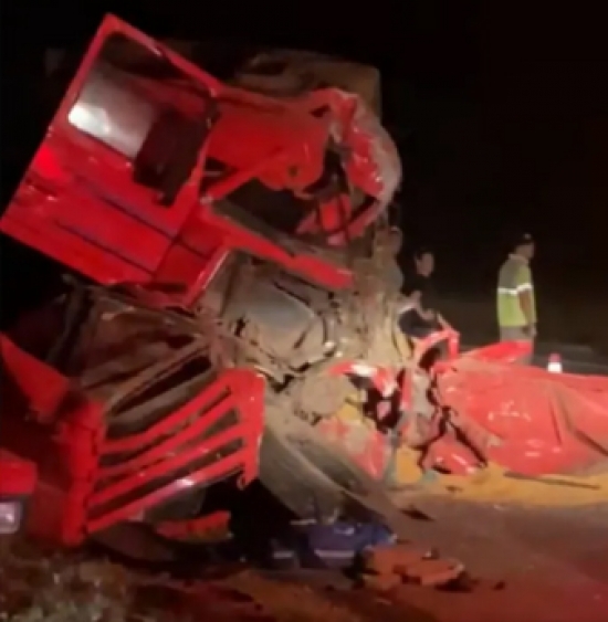 Motorista fica ferido em acidente entre duas carretas em MT