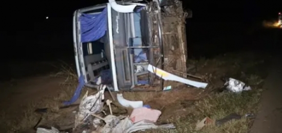 Motorista morre e seis ficam feridos em acidente entre carro e ônibus 