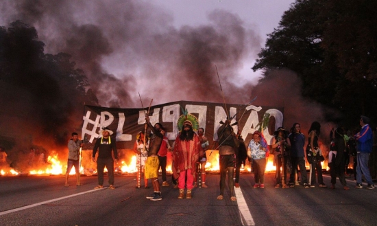 Povo guarani bloqueia rodovia em São Paulo contra marco temporal