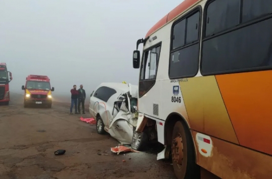 Carro de funerária bate de frente com ônibus e mata motorista em rodovia 