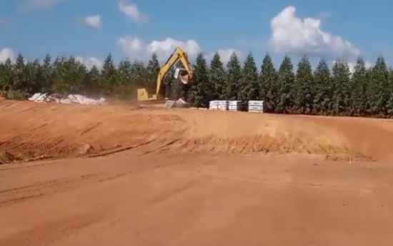 Usando retroescavadeira, funcionário destrói caminhões, máquinas agrícolas e materiais de construção de fazenda causando prejuízo de R$ 4 milhões