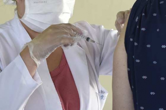 Casos de H1N1 crescem entre adultos; diagnósticos de covid-19 caem