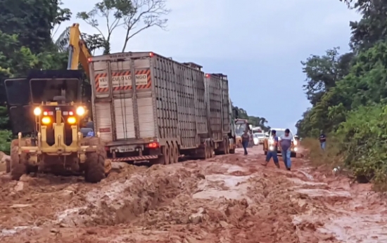Motoristas demoram cerca de 3 horas para passar em trecho da MT-208 por causa de péssimas condições