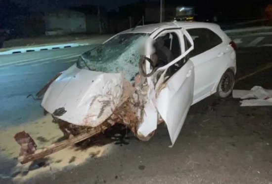 Três pessoas morrem após carro subir em canteiro central e bater contra árvore