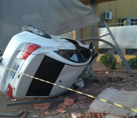 Motorista fica preso às ferragens após carro capotar 
