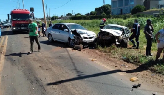 Acidente entre carreta e três carros deixa dois feridos em MT