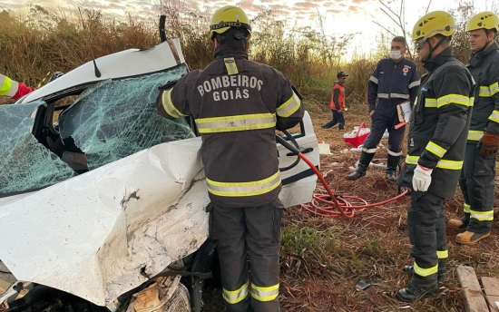 Acidente entre carros deixa dois mortos na BR-153