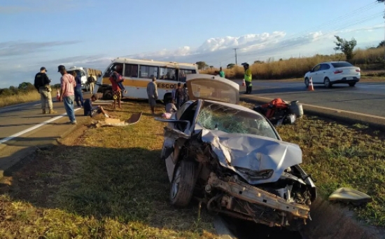 Acidente com ônibus escolar deixa 6 crianças feridas