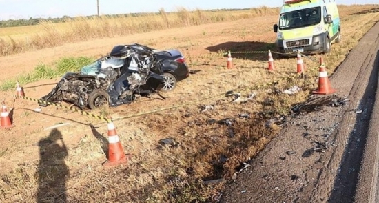 Idoso morre em acidente entre carro e caminhão na BR-163 em MT