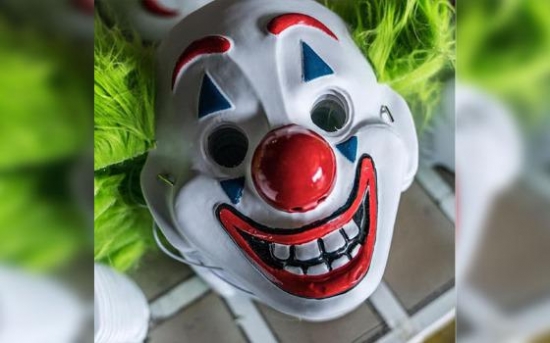 Bandido usa máscara do Coringa em roubo a conveniência em Barra do Garças