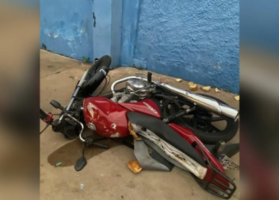 Adolescentes descobrem que namoram o mesmo homem, quebram a moto dele e são levadas à delegacia