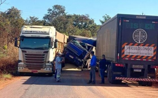 Caminhão fica sem freio e provoca acidente em rodovia no Araguaia