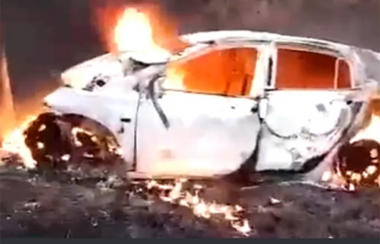 Bombeiro de folga e policial da reserva resgatam mulher presa em carro em chamas após acidente