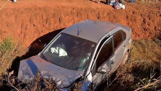 Passageira morre e três ficam feridos após motorista de carro perder controle da direção e sair da pista