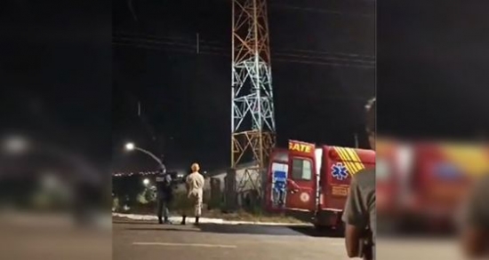 Homem sobe em torre de telefonia e ameaça se jogar em Barra do Garças
