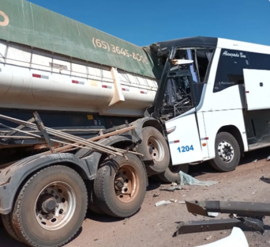Motorista de ônibus morre e 4 passageiros ficam feridos em acidente em MT
