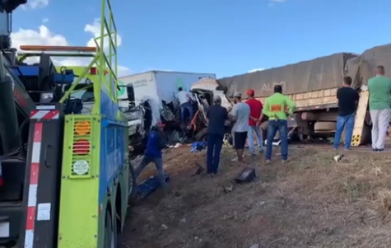 Acidente com 4 veículos trava trânsito na BR-163 em MT