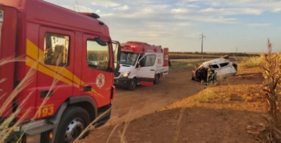 Motorista sobrevive após carro capotar e ficar destruído na BR-070 em MT
