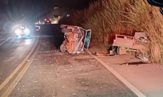 Motorista morre e duas mulheres ficam feridas em acidente entre dois carros 