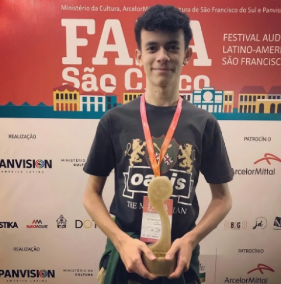 Cuiabano ganha prêmio com documentário que gravou com irmão em festival de cinema em SC