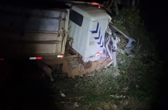 Motorista tem as pernas esmagadas pelo próprio caminhão carregado com 30 toneladas após pular do veículo na BR-153, diz PRF