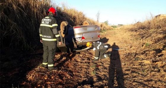 Motorista fica ferido após pneu estourar e carro capotar em Barra do Garças