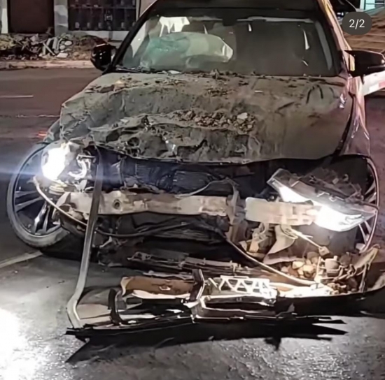 Carro colide violentamente com casa no Porto do Baé, em Barra do Garças