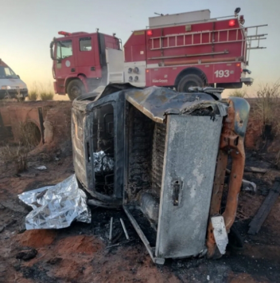 Passageiras morrem carbonizadas após carro capotar em rodovia e ficar destruído em MT