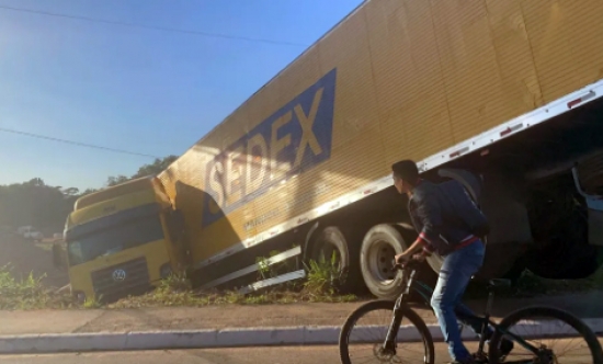 Caminhão dos Correios sai da pista e deixa trânsito lento em MT