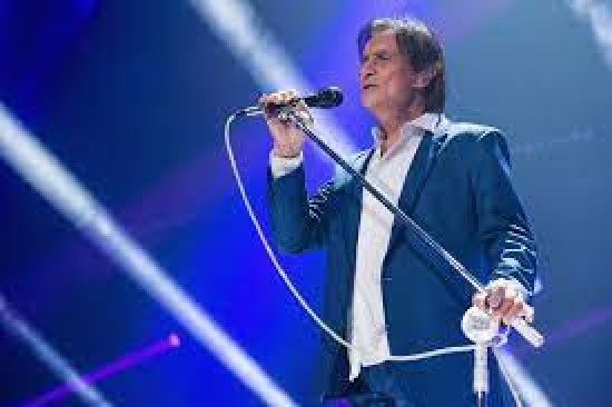 Roberto Carlos testa positivo para Covid e transfere show