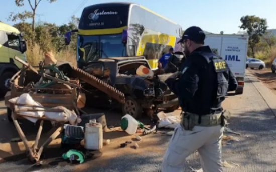 Motorista de picape morre após bater de frente com ônibus durante ultrapassagem