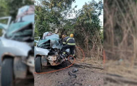 Pai morre e filhos ficam feridos após carro bater contra caminhão