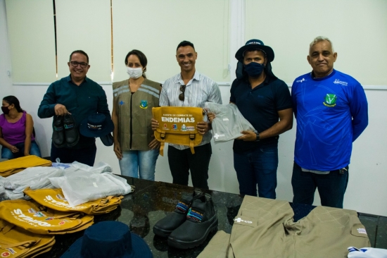 Ricardo Galvão entrega uniformes completos aos Agentes de Endemias de Aragarças.