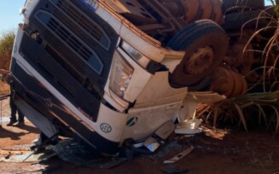 Mulher morre após caminhão capotar em usina na GO-040