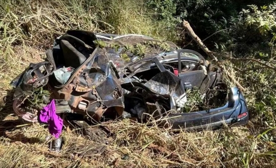 Acidente mata 5 pessoas da mesma família após carro capotar e cair em ribanceira 