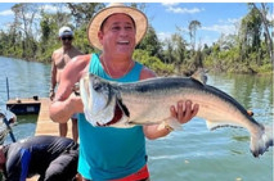 Leonardo posta foto de pescaria e pernas torneadas chamam a atenção: 'Inveja dessa panturrilha'