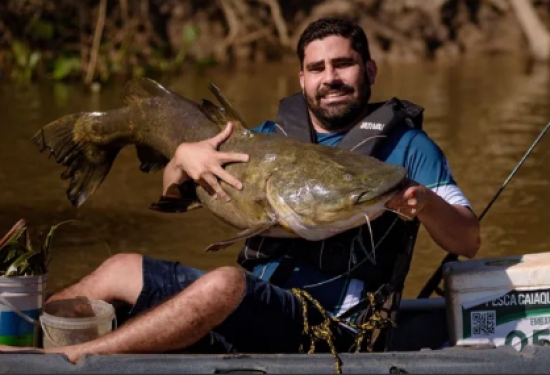 Servidor público pesca peixe com mais de um metro em festival internacional em MT