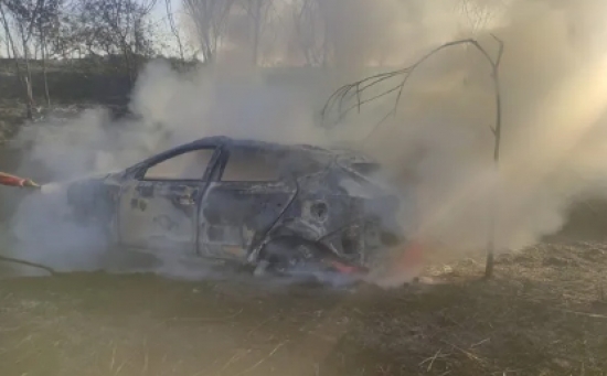 Acidente mata uma pessoa e deixa quatro da mesma família feridas após carro bater em barranco e pegar fogo