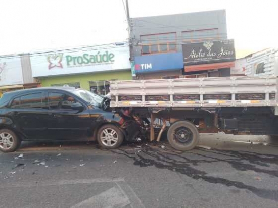 Colisão entre carro e caminhão espalha óleo em trecho da BR-070, em Barra do Garças