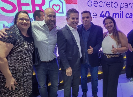 Prefeito Luciano Costa comemora a assinatura do decreto 