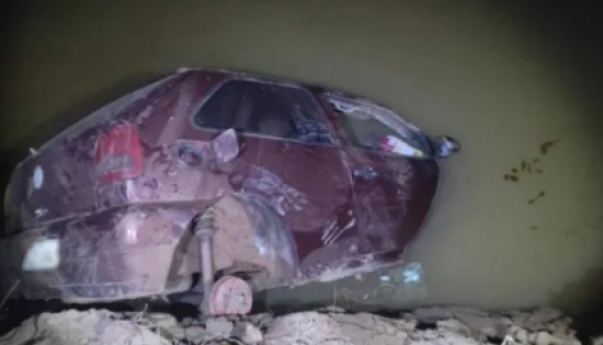 Pai, mãe e filhos morrem após carro cair de ponte e parar em córrego 