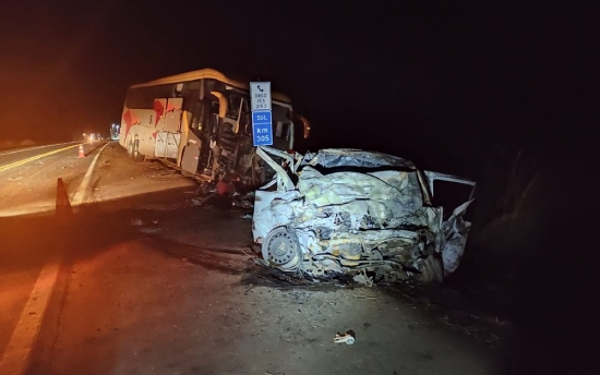 Acidente entre dois carros e um ônibus deixa 5 mortos e um ferido 