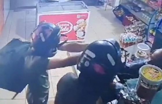 Dupla armada invade e assalta mercearia em Aragarças; vídeo