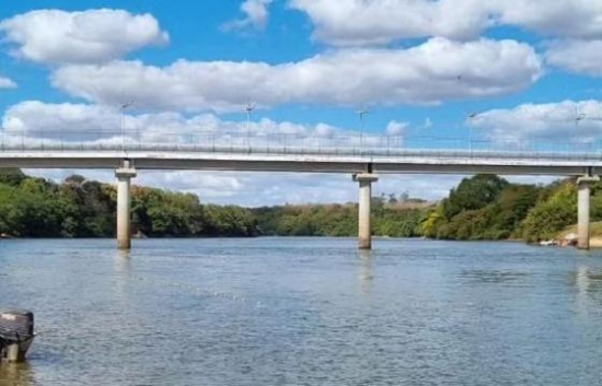 Jovem ignora orientações, salta de passarela e desaparece no Rio das Mortes
