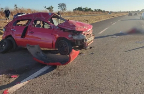 Carro dirigido por adolescente e com excesso de passageiros capota, jovem morre e 6 ficam feridos, diz PRF
