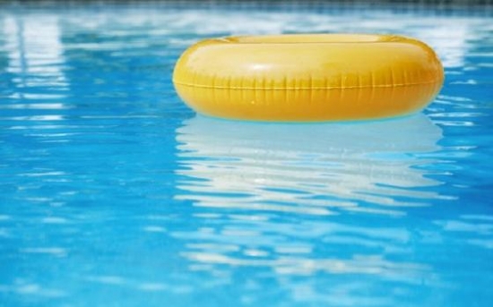 Criança de 3 anos morre afogada em piscina de clube na região Araguaia