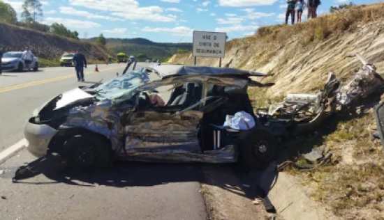 Acidente mata adolescente e deixa outras três pessoas feridas após caminhão invadir pista e atingir carro na BR-414