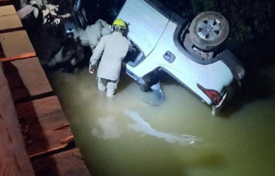 Mulher morre e 3 passageiros ficam feridos após veículo cair de ponte dentro de rio