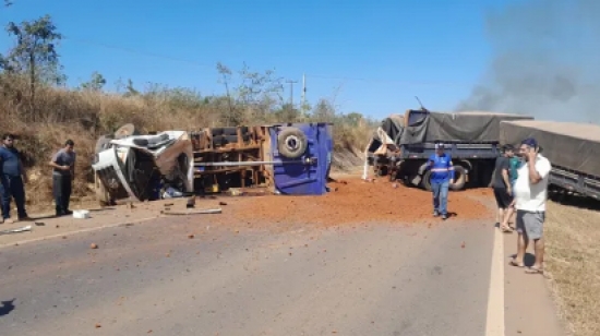 Motorista morre em batida entre 3 carretas em MT